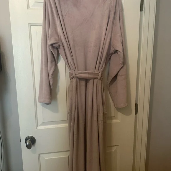 Barefoot Dreams Women's Soft Pink Robe - Picture 4 of 6